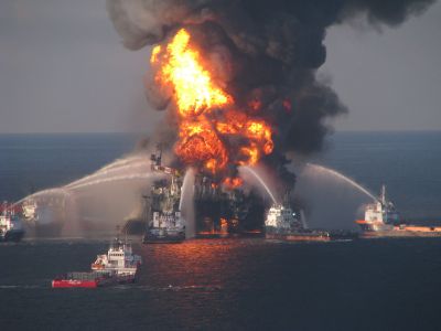 Die brennde Plattform Deepwater Horizon 2010 - hoffentlich gibt es nie auf den Kanaren solche Bilder.