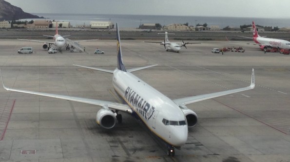 Ryanair liegt knapp hinter Binter (kl. Flugzeug Mitte).