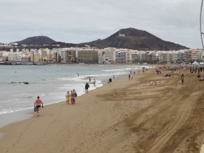 Hier in Las Palmas gibt es Sand-Strand in Hülle und Fülle.