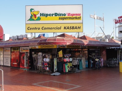 Tags kaufen hier Touristen, abends nerven die Prostituierten: Das Kasbah in Playa.